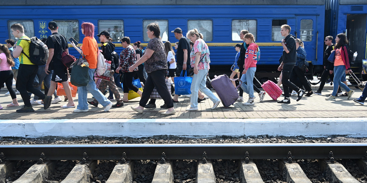 Wyjazd z Polski wiąże się dla Ukraińców z zawieszeniem wypłacania świadczeń