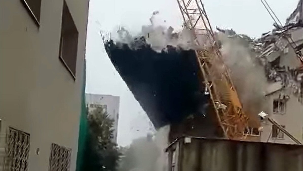 Momentul în care o parte a blocului care a explodat în Rahova acum un an s-a prăbușit în timpul demolării parțiale controlate. Apolodor, compania care se ocupă de lucrări, a explicat ce urmează