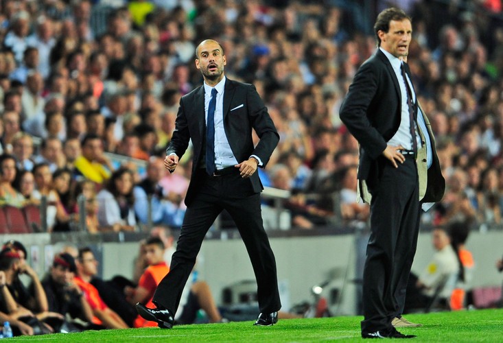 Trenerzy Barcelony i Milanu, Josep Guardiola i Massimiliano Allegri, w trakcie meczu w Lidze Mistrzów