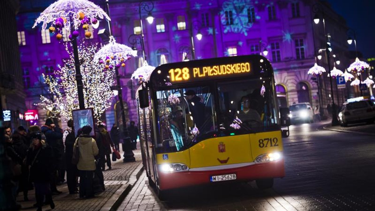 Zawieszonych kilkanaście linii autobusowych i kilka tramwajowych, ograniczenia w kursowaniu innych, zmiany w metrze i SKM. Boże Narodzenie tuż, tuż, dlatego w komunikacji miejskiej w Warszawie szykują się duże zmiany. Podpowiadamy, jak poruszać się w najbliższych dniach po stolicy.