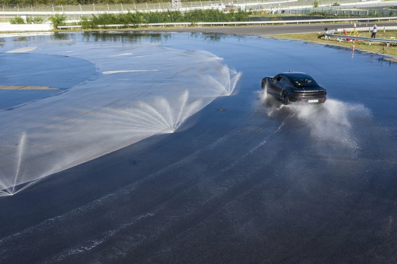 Drifting Porsche Taycan - rekord Guninessa