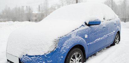 Odśnieżasz szyby z włączonym silnikiem? Dostaniesz mandat