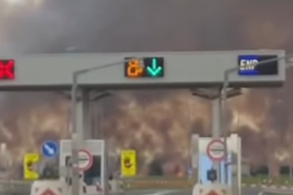 (VIDEO) "ŠTA JE OVO? SMAK SVETA?!" Kod Inđije snimljen zastrašujući prizor, sve je u VATRI I DIMU: Ovo se viđa samo u filmovima