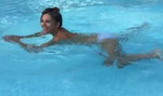 Amerykańska gwiazda topless w basenie. Kto robi jej zdjęcia? Szok!