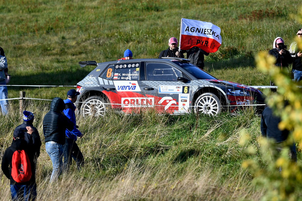 Kacper Wróblewski z pilotem Jakubem Wróblem (Skoda Fabia Rally 2 Evo) na trasie samochodowego Rajdu Świdnicki-Krause