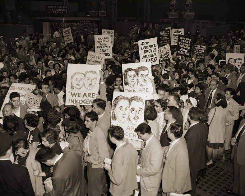 Demonstranci na Pennsylvania Station w Nowym Jorku z transparentami w proteście przeciwko wyrokowi śmierci dla skazanych szpiegów Juliusa i Ethel Rosenbergów, 18 czerwca 1953 r.