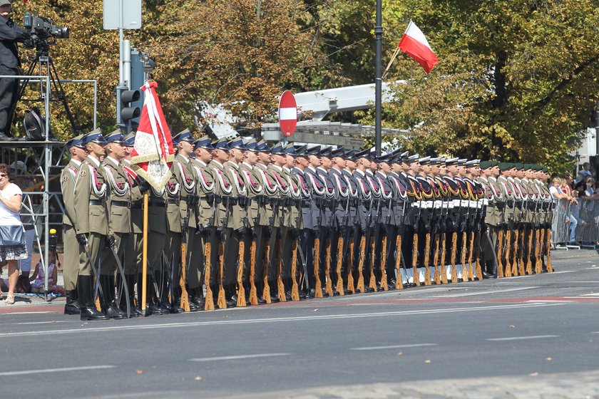 Biedroń prowokuje w święto wojska