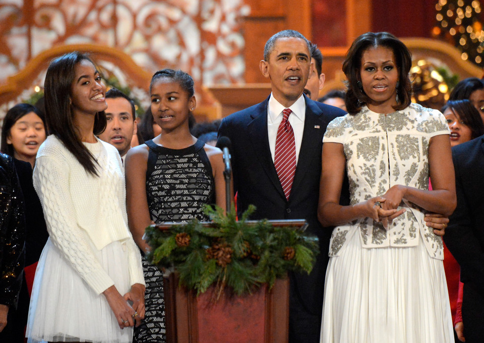 Michelle Obama w 2018 r. w programie "Good Morning America" wyznała, że długo odwlekała decyzję o macierzyństwie, a potem musiała walczyć o to, by zostać matką. "Zdałam sobie sprawę, że mam już 34, 35 lat. Zrozumiałam, że zegar biologiczny jest prawdziwy, że produkcja moich jajeczek jest ograniczona. Zdecydowałam, że powinniśmy skorzystać z metody in vitro" - mówiła żona prezydenta Baracka Obamy. Dzięki temu wywiadowi cały świat dowiedział się, że Malia i Natasha pojawiły się na świecie dzięki procedurze zapłodnienia pozaustrojowego.