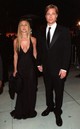 A 2000-es Vanity Fair Oscar Party-n egykori szerelme, Brad Pitt oldalán villantott óriási dekoltázst fekete estélyi ruhájában, amit egy gyémánt choker nyaklánccal koronázott meg. 