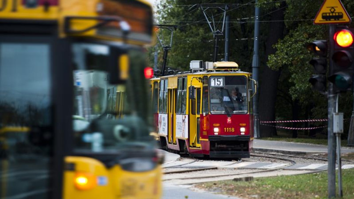 W tym tygodniu ruszają dwa duże remonty torów tramwajowych w stolicy. Przebudowane zostaną rozjazdy na skrzyżowaniu ul. Połczyńskiej i Powstańców Śląskich na Bemowie oraz torowisko na ul. Andersa w Śródmieściu. To oznacza duże zmiany w komunikacji miejskiej. Podpowiadamy, jak poruszać się w tej części miasta.