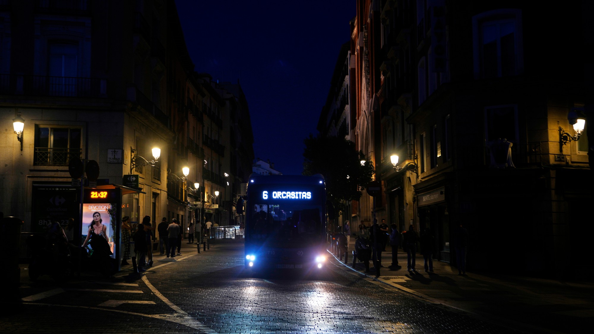Autobus prechádza centrom Madridu počas veľkého výpadku prúdu.