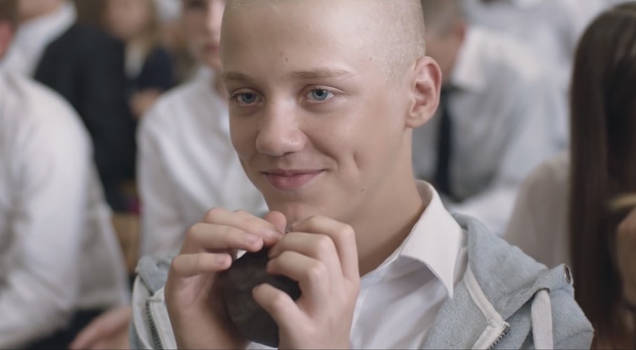 <strong>Plac zabaw, reż. Bartosz M. Kowalski</strong>
<br><br>
Niewielkie miasto w Polsce. Dzień z życia nastolatków, którzy właśnie kończą szkołę podstawową. Niewinnie zapowiadające się spotkanie trójki bohaterów prowadzi do nieoczekiwanego, przerażającego finału. Scenariusz, nagrodzony w konkursie Script Pro, został oparty na faktach. 
<br><br>
[opis dystrybutora]