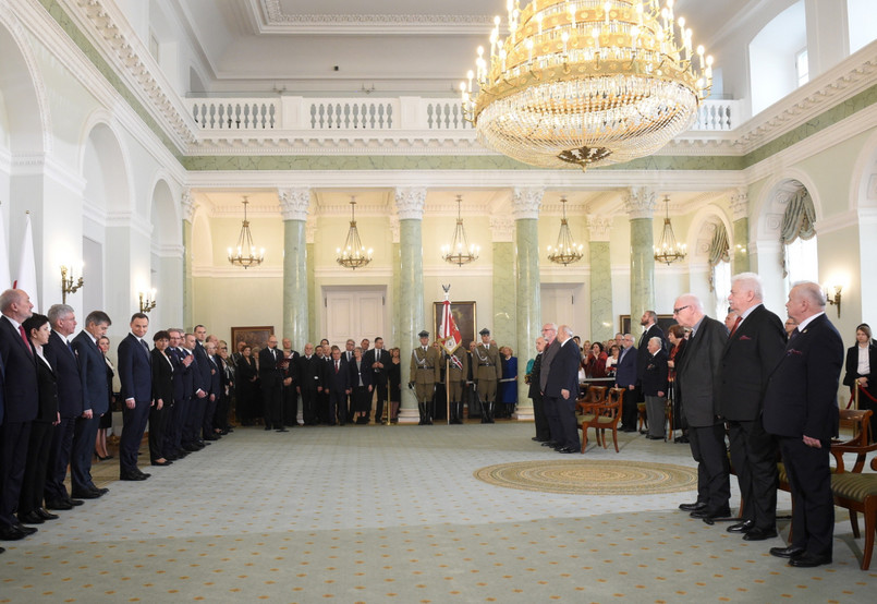 W uroczystości udział wzięli m.in.: premier Beata Szydło, marszałkowie Sejmu i Senatu oraz szef MON Antoni Macierewicz. Order Orła Białego otrzymali ks. Bernard Czernecki - opiekun i obrońca strajkujących i represjonowanych górników z Jastrzębia-Zdroju, kapelan górniczej i śląsko-dąbrowskiej Solidarności; Franciszek Pieczka - aktor, odtwórca ról w filmach "Żywot Mateusza" i "Austeria", niezapomniany Gustlik z serialu "Czterej pancerni i pies" oraz Andrzej Pityński - autor rzeźb monumentalnych o tematyce patriotycznej i martyrologicznej.