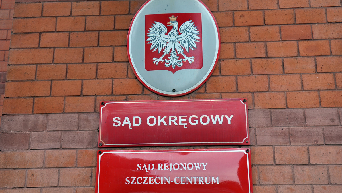 Protokolantka ze szczecińskiego sądu wczoraj złożyła wypowiedzenie z pracy. Kobieta po godzinach śpiewa w nacjonalistycznym zespole GAN ze Szczecina. Według dziennikarzy "Superwizjera" to ona podczas festiwalu Orle Gniazdo krzyczała ze sceny m.in. "Tusk! Za****ć go, ku**a, nożem prosto w serce".