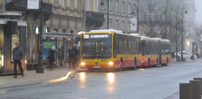 Pijany leżał za przystankiem. Uwagę zwróciła damska torebka