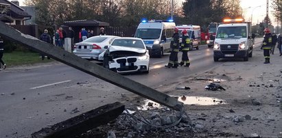 BMW ścięło słup na Śląskiej w Łodzi