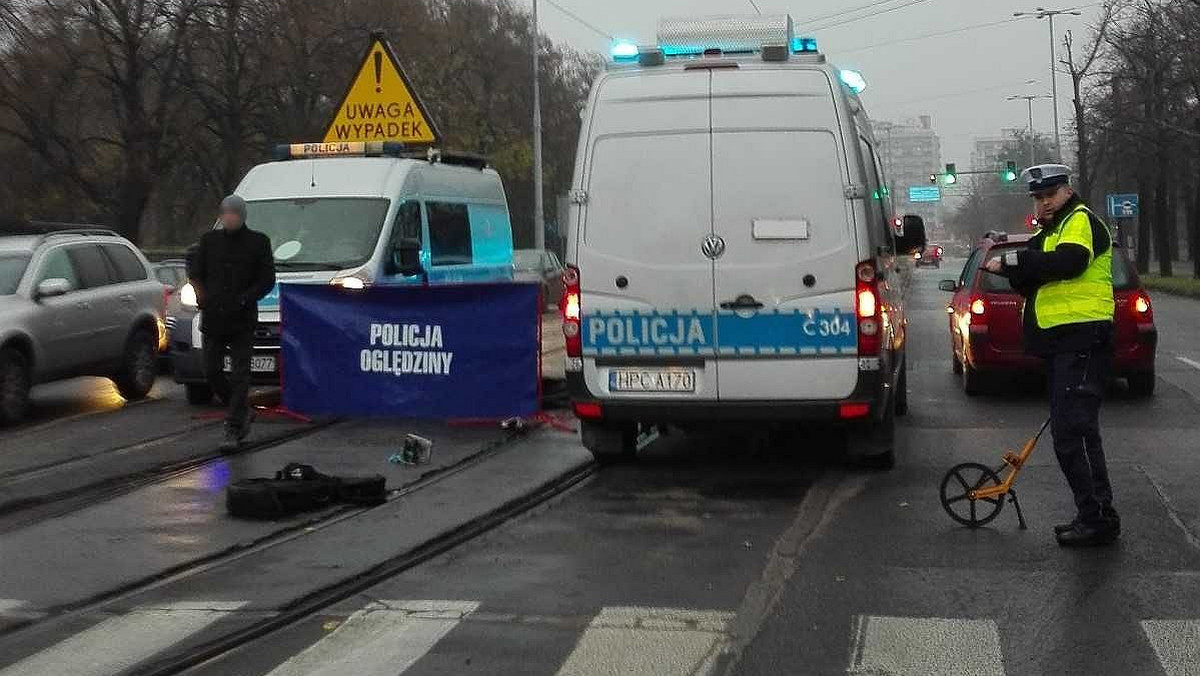 Dziś w Toruniu przy Placu Rapackiego peugeot potrącił przechodzącego przez pasy mężczyznę. Mimo udzielonej mu pomocy, nie udało się uratować jego życia.