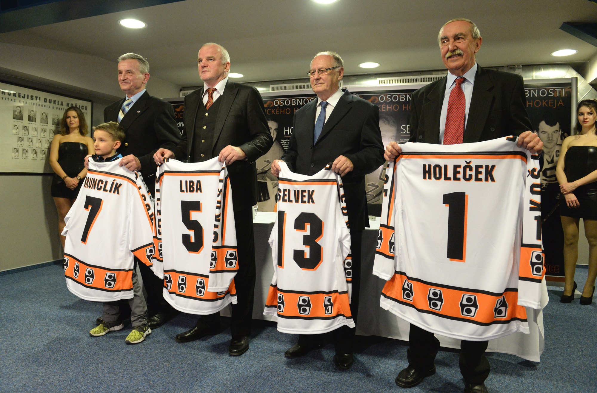Na snímke zľava vnuk Bedřicha Brunclíka, Bedřich Brunclík, Igor Liba, Ján Selvek a Jiří Holeček.