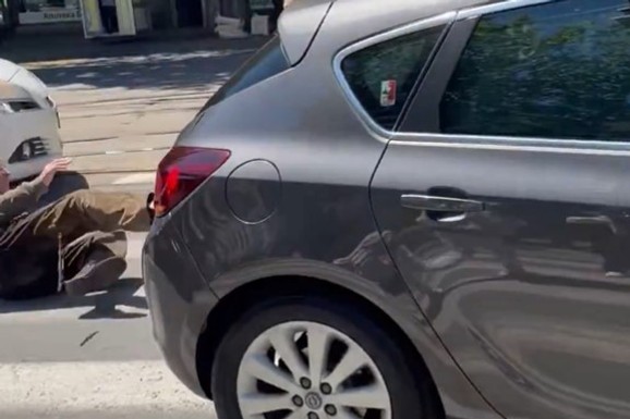 Incident kod Pravnog fakulteta: Vozilo udarilo starijeg muškarca koji je blokirao raskrsnicu, okupljeni mu razlupali automobil (UZNEMIRUJUĆI VIDEO)