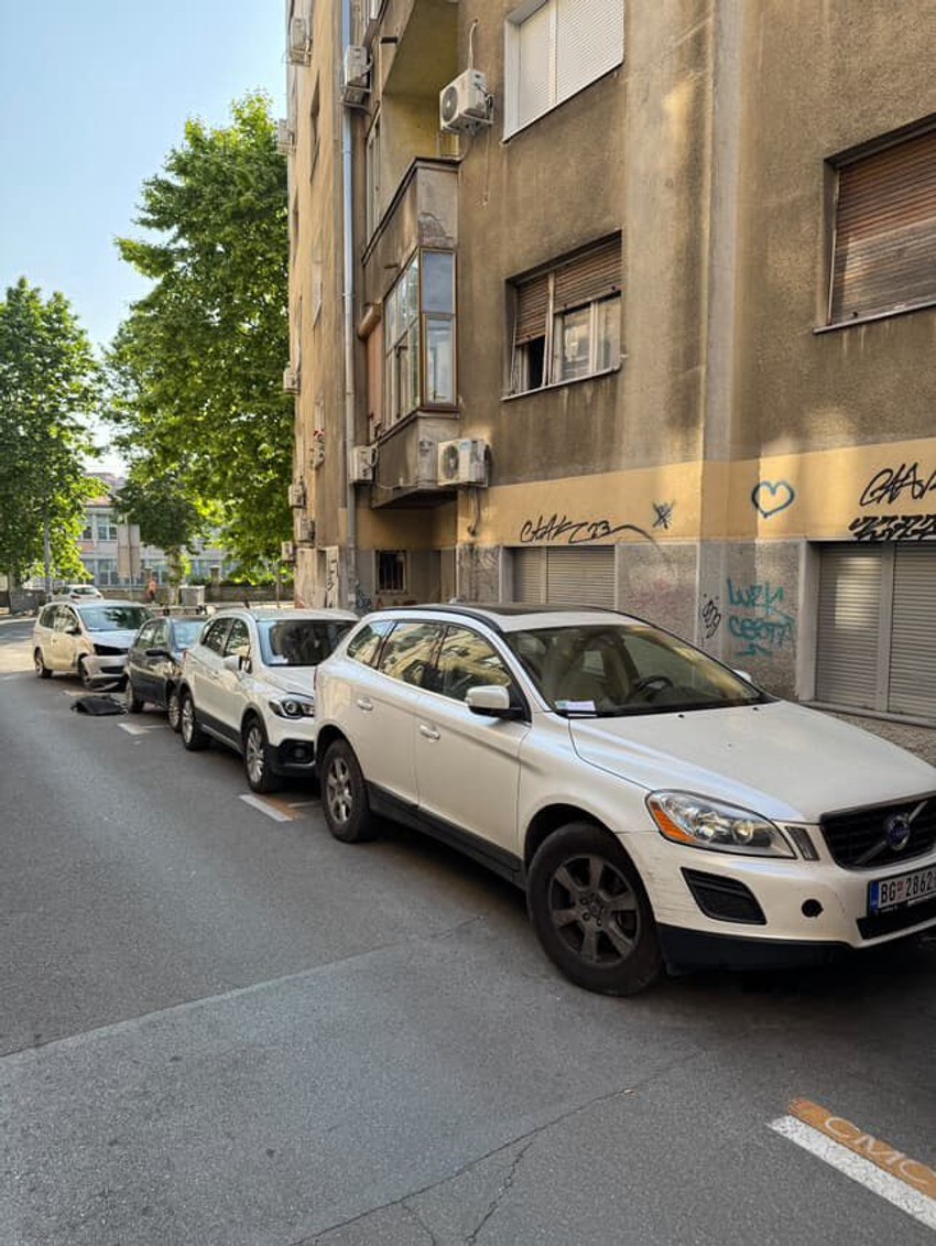Saobraćajna nesreća na Starom gradu: Uništena četiri automobila