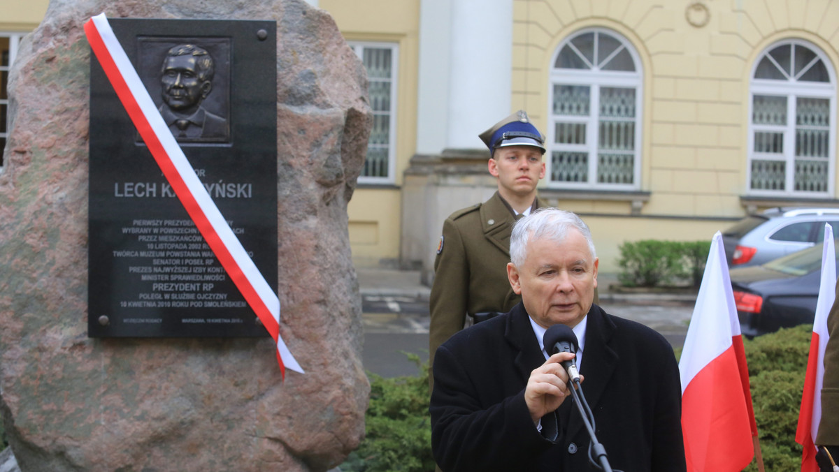 "Dziennik Gazeta Prawna" ustalił, że władze Warszawy podjęły decyzję o rozbiórce tablicy upamiętniającej Lecha Kaczyńskiego, która w kwietniu stanęła przed urzędem miasta.