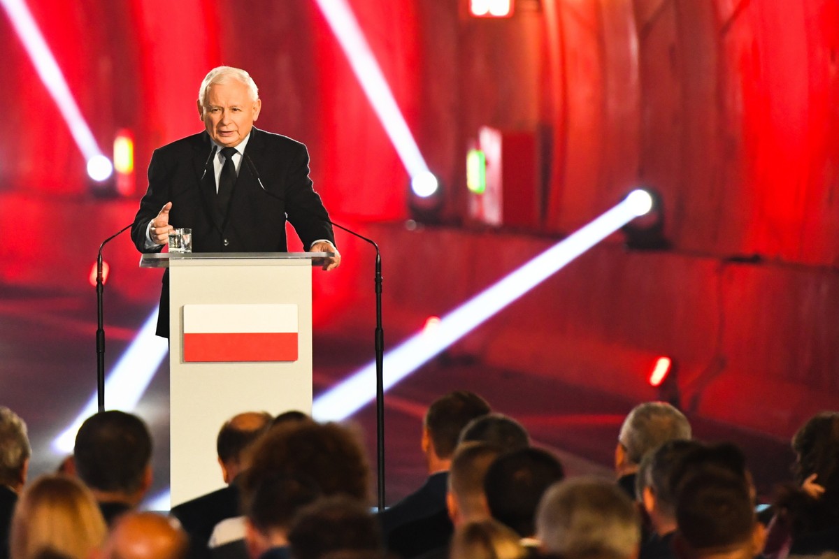 Świnoujście, 30.06.2023. Wicepremier Jarosław Kaczyński przemawia podczas otwarcia tunelu pod Świną, 30 bm. w Świnoujściu. Otwarcie tunelu pod Świną, który połączył wyspy Uznam i Wolin, ma zapewnić lepszą komunikację dla mieszkańców i turystów. Dotychczas, aby dostać się do kurortu, konieczne było przeprawianie się promami, co powodowało często duże kolejki i opóźnienia. (mr) PAP/Marcin Bielecki