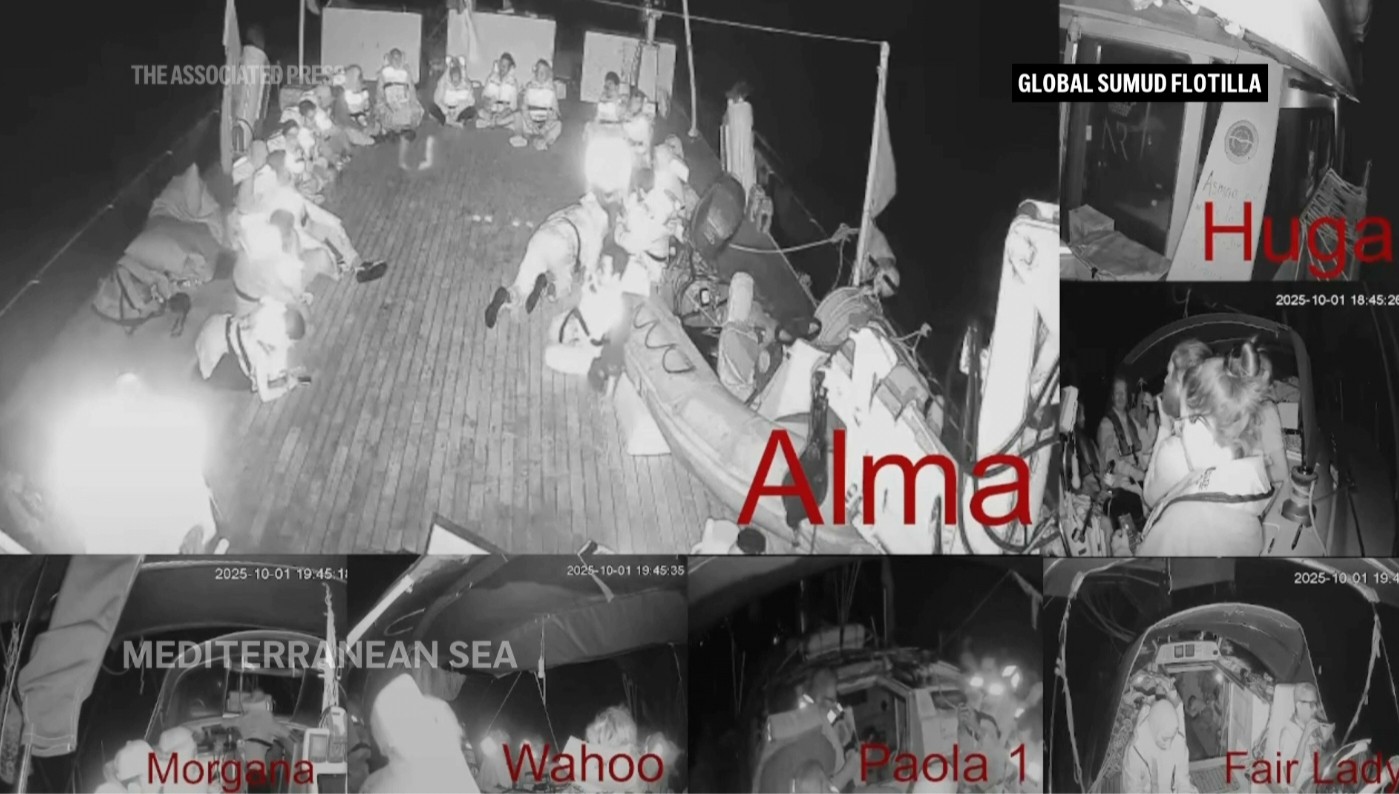 Na snímke aktivisti na palube flotily Global Sumud, ktorá sa plavila do Pásma Gazy.