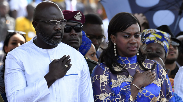Az aranylabdás Weah Libé­riában most elnök lett, felesége mellett tette le az esküt /Fotó: AFP