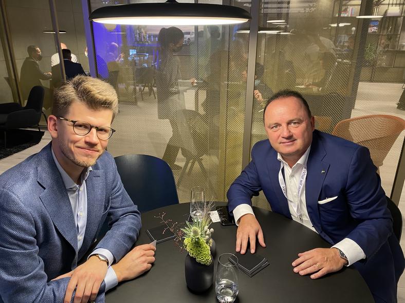 Christian Haririan, dyrektor BMW Group Polska (z prawej) i Błażej Buliński, redaktor Auto Świat, podczas rozmowy na IAA Mobility 2021 w Monachium. 