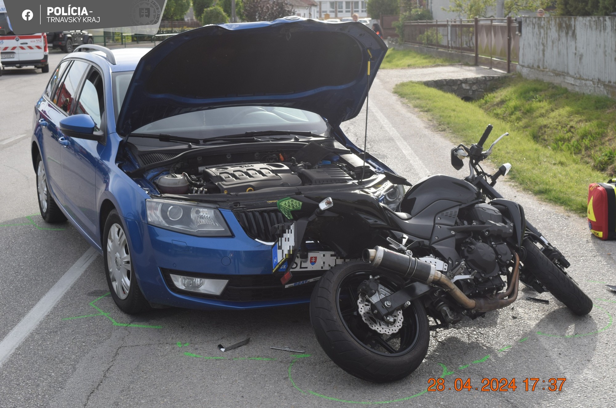 Vodička v obci Sap nedala prednosť motorkárovi.