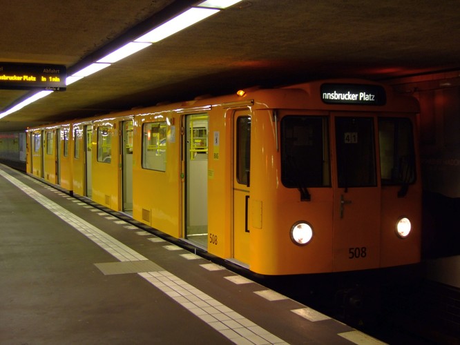 W skład Grupy Stadler Rail wchodzą cztery fabryki w Szwajcarii, cztery w Niemczech, a także zakłady w Polsce, Czechach na Węgrzech i Białorusi, we Włoszech, w Austrii, Holandii, Algierii i w USA. Producent zatrudnia łącznie 6 tys. osób. Najbardziej popularnym produktem tej firmy jest pociąg Flirt, których na całym świecie sprzedało się 1 018 sztuk. Na zdj.: stare składy A3L71, które zostaną zastąpione przez nowy tabor Stadlera. Źródło: Wikimedia Commons, autor: Alf van Beem