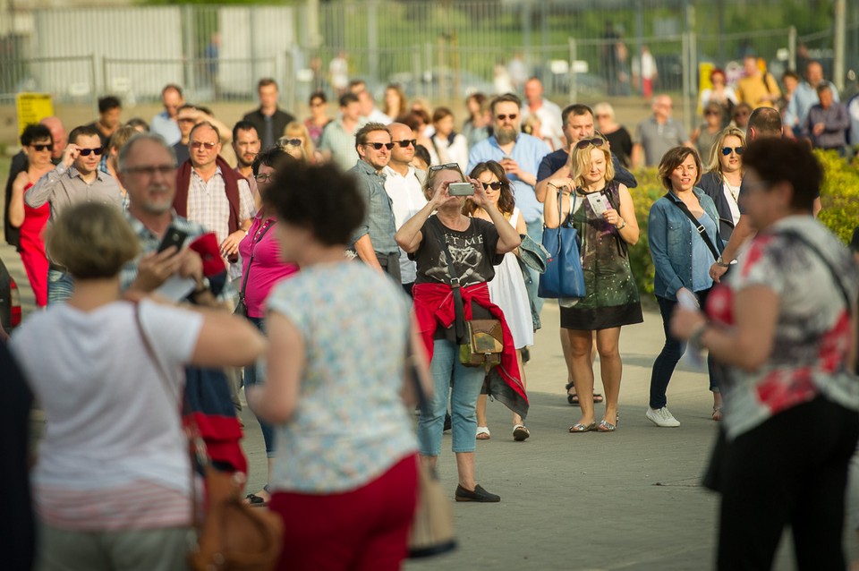 Publiczność na koncercie Roda Stewarta w Atlas Arenie w Łodzi