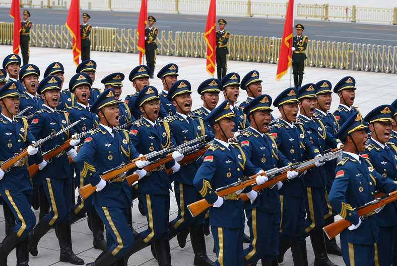 Chińska Armia Ludowo-Wyzwoleńcza podczas powitania prezydenta Turcji Recepa Tayyipa Erdogana, Pekin, 2 lipca 2019 r.
