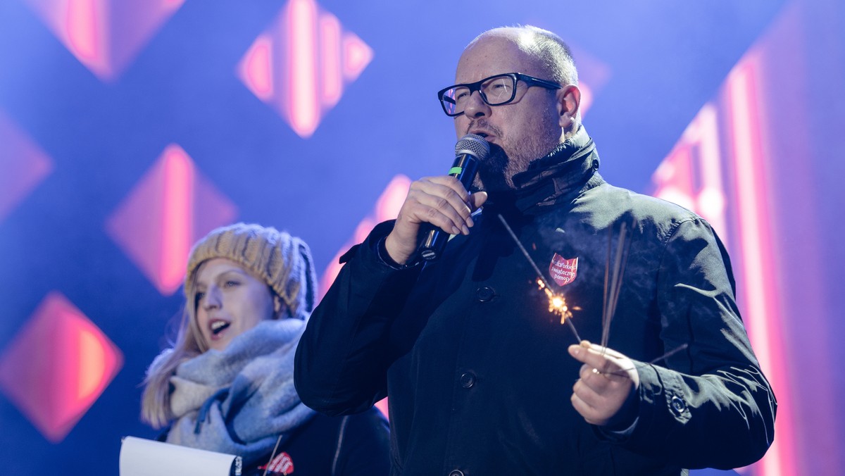 Prezydent miasta Gdańśka Paweł Adamowicz na scenie 27. Finału WOŚP. Kilka chwil przed atakiem nożownika Stefana W.