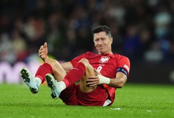 Zobacz, jak Robert Lewandowski za karę musiał robić pompki na lotnisku