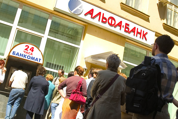 Tak Rosjanie wypłacali pieniadze z banków podczas kryzysu w 2004 r.