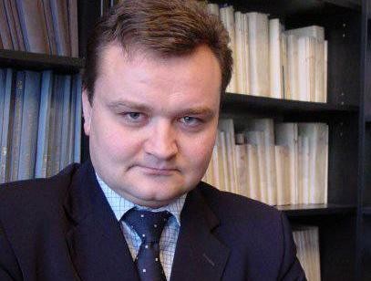 <strong>25. Piotr Kosmaty, prokurator i rzecznik prasowy Prokuratury Apelacyjnej w Krakowie, pierwszy raz w rankingu</strong>
<br></br>
To jemu zawdzięczamy to, że wiemy dziś dużo więcej o kulisach śmierci  Jarosława Ziętary, dziennikarza śledczego „Głosu Wielkopolskiego”. Kosmaty po ponad 22 latach doprowadził do przełomu w tej jednej z najbardziej zagadkowych spraw. Postawił zarzuty podżegania do zabójstwa byłemu senatorowi Aleksandrowi G. i doprowadził do zatrzymania dwóch ochroniarzy, którzy mogli mieć związek ze zniknięciem dziennikarza. Już wówczas studził emocje, tłumacząc, że za wcześnie, aby mówić o sukcesie i ostatecznym wyjaśnieniu sprawy Jarka (jak mówi o Ziętarze). Obecnie mierzy się z impasem w śledztwie. Zatrzymane osoby wychodzą z aresztów, coraz głośniej jest też o wycofywaniu się kluczowych świadków z zeznań.
<br></br>
Ale krakowski prokurator to nie bohater jednej sprawy. Dziękowali mu m.in. kombatanci za zaangażowanie w wyjaśnienie zniknięcia napisu „Arbeit macht frei” w byłym niemieckim obozie zagłady Auschwitz–Birkenau.
<br></br>
EI
<br></br>