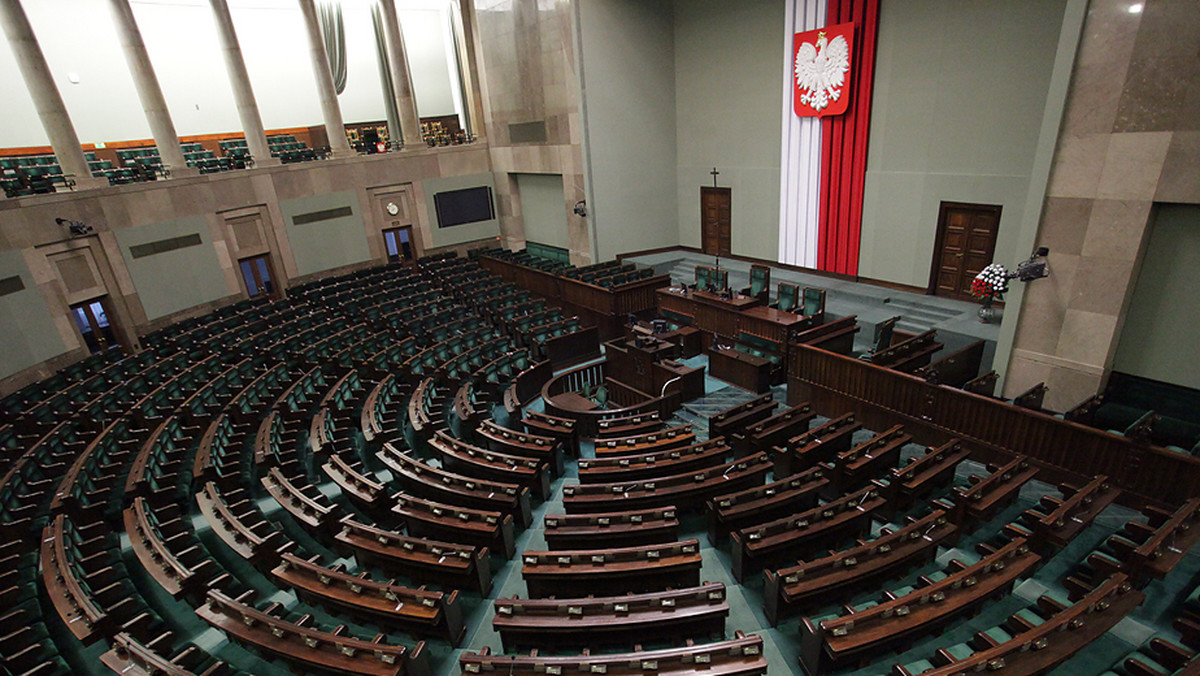 PO popiera 32 proc. Polaków, PiS - 28 proc. Gdyby wybory odbyły się w miniony weekend do Sejmu weszłyby też SLD (14 proc.) i PSL (7 proc.). Progu wyborczego nie przekroczyłyby RP i SP (po 4 proc.) - wynika z sondażu Homo Homini dla "Rzeczpospolitej".