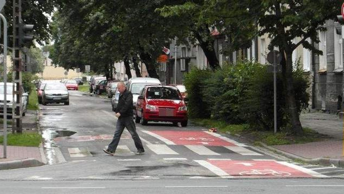 Rowerzyści chcą, aby kierowcy nie parkowali aut na wydzielonym dla nich pasie przy ulicy Małachowskiego. - Ulica jest szeroka, wszyscy się tam zmieszczą - twierdzą urzędnicy - podaje "Głos Pomorza".