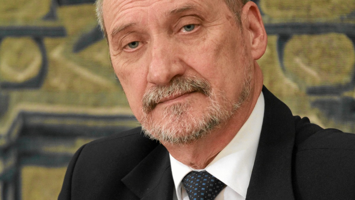 - Rosjanie prowadzą swoistą grę, która jest barbarzyńska, ale możliwa tylko na skutek zaniechań rządu Tuska - powiedział Antoni Macierewicz w rozmowie z "Gazetą Polską Codziennie". W ten poseł PiS skomentował pojawienie się w internecie drastycznych zdjęć ofiar katastrofy smoleńskiej.