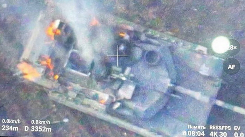 Kadr doskonale pokazuje wyrwane klapy nad magazynem amunicji w zniszczonym przez Rosjan czołgu Abrams.