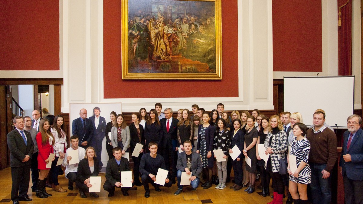 50 ukraińskich studentów Uniwersytetu im. Adama Mickiewicza w Poznaniu otrzymało w środę, 18 listopada, stypendia im. Jana Kulczyka. Dokładnie rok temu wręczał je on sam wspólnie ze swoją córką. Teraz Dominika Kulczyk na tle portretu świętej pamięci Taty dziękowała młodym ludziom z Ukrainy za zaangażowanie w naukę i życzyła im spełnienia marzeń.