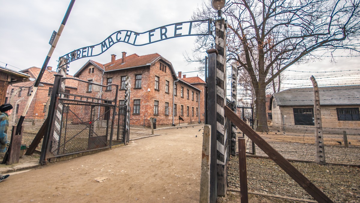 "Prymitywne manipulacje bolesnymi symbolami świadczą jedynie o poziomie moralnym oraz zrozumieniu historii u ich autorów" - pisze na oficjalnym profilu na Twitterze Muzeum Auschwitz-Birkenau. To reakcja na grafikę z napisem stylizowanym na ten, który widnieje nad bramą hitlerowskiego obozu zagłady, którą wykorzystała Telewizja Republika.