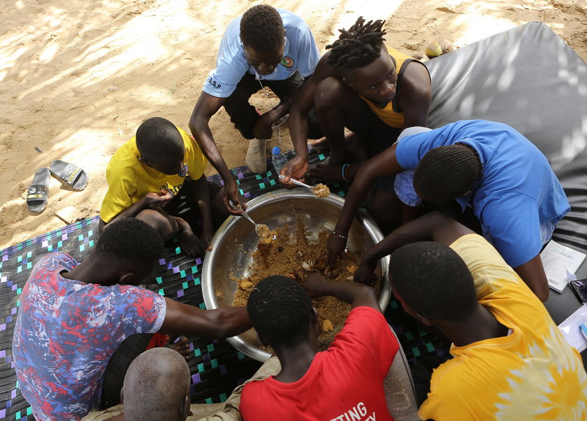 Efekt Domina: Mali żebracy na łasce marabutów