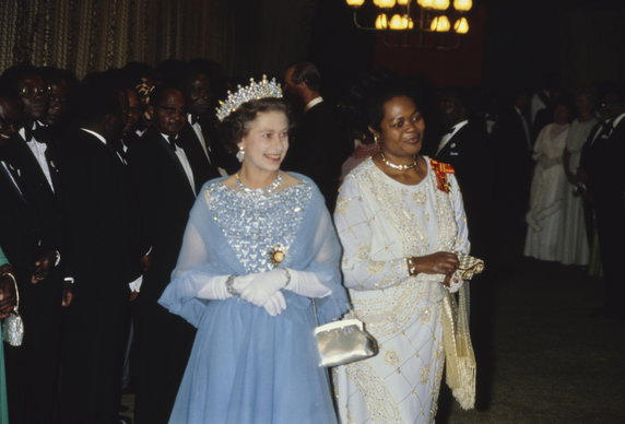 Elżbieta II i jej spektakularne suknie wieczorowe