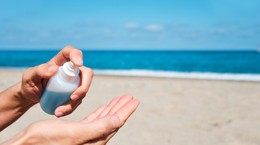 Spanish doctors warn: Be careful when disinfecting hands on the beach