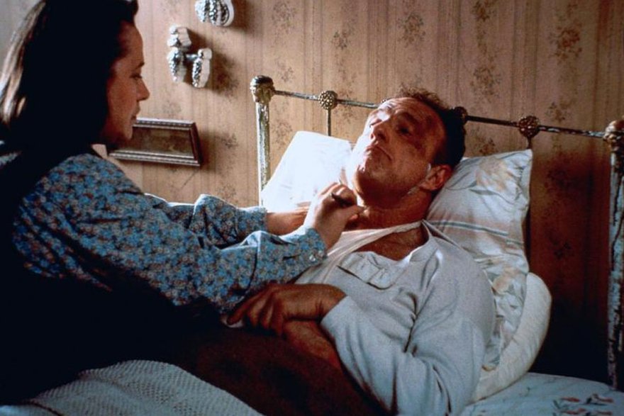 Kathy Bates jako Annie Wilkes i James Caan jako Paul Sheldon w filmie "Misery"