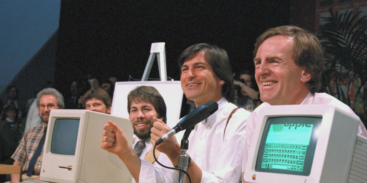 Od lewej Steve Wozniak, Steve Jobs i John Scully