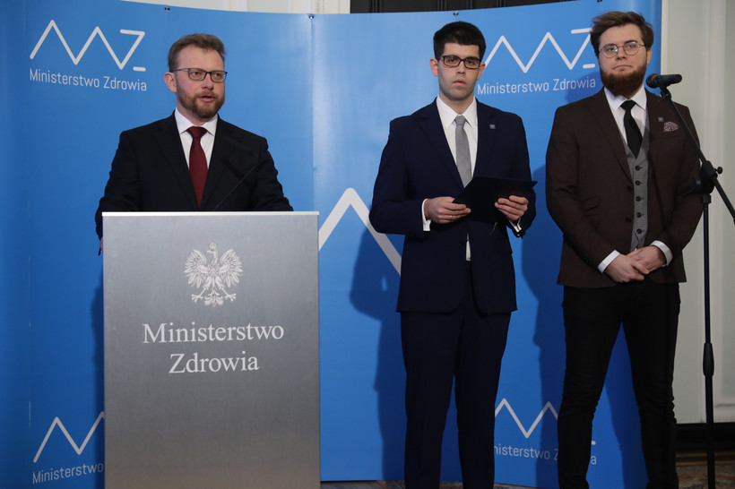 Minister zdrowia Łukasz Szumowski oraz członkowie Porozumienia Rezydentów OZZL Łukasz Jankowski i Jarosław Biliński
