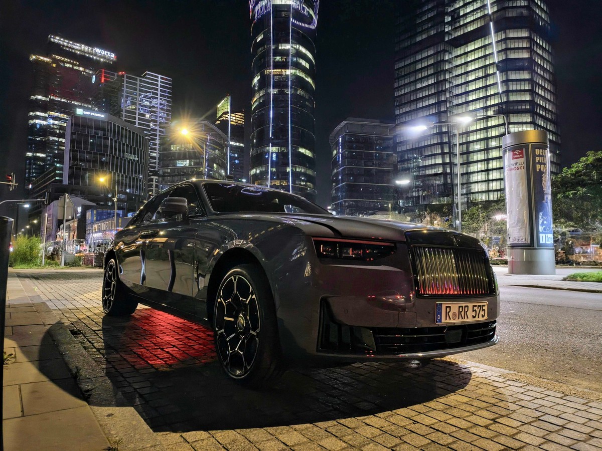 Zabawiłem się w szofera i przewiozłem znajomych Rolls-Roycem Ghost II. Oto czym zachwyca, a czym rozczarowuje